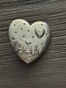 Broche prendedor vintage tono dorado de 1" marcado con corazón The Variety Club 2002 Dream Works - Imagen 1 de 5