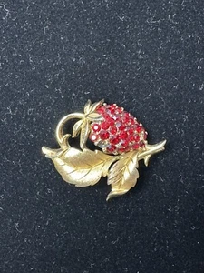 Vintage Krone Trifari Rubinrot Strass Erdbeere Brosche Anstecknadel - Bild 1 von 9