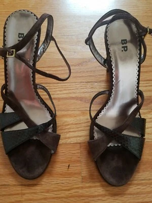 BP. Sandalia marrón con correa de imitación reptil, correa de gamuza marrón, tacón y suela 9M Foto 1 de 4