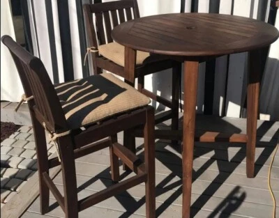 Mesa de bar de madera para exteriores Pottery Barn Chatham 4 taburetes miel Foto 1 de 4