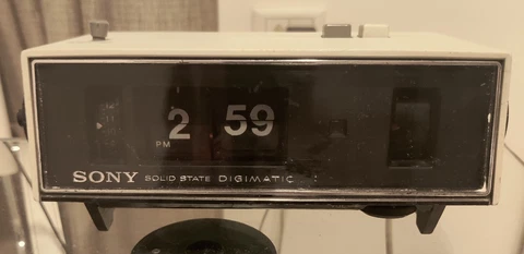 1980 SONY SOLID STATE DIGIMATIC 8RC 6 TRANSISTORS FLIP CLOCK-RADIO. 220 V 50 HZ Cover