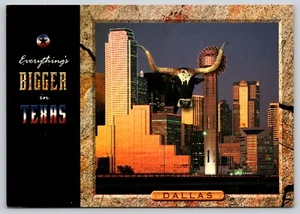 Postal Everything's Bigger in Texas Dallas Texas Skyline Texas Longhorn - Imagen 1 de 2