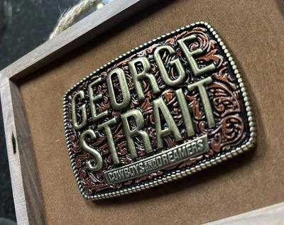 Hebilla de cinturón occidental de latón macizo George Strait Cowboys & Dreamers en estuche de madera Foto 1 de 4