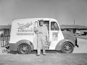 1953 Townley's Dairy Milk Truck with delivery man 8 x 10 Photograph - Bild 1 von 1