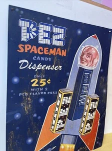 Letrero de metal dispensador de dulces Pez Spaceman, usado - Imagen 1 de 6