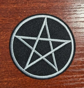 Pentagramm Patch schwarz Satanic Goth Punk Biker Death Emo bestickt Bügelbild 2,5" - Bild 1 von 3