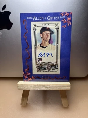 Topps Allen & Ginter RC 2025 David Festa Auto 73/99 mini marco gemelos Foto 1 de 3