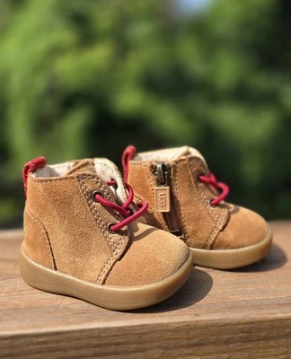 UGG Botas Infantiles Talla 0/1 Marrón Y Rojo Encaje Botas Bebé con Cremallera  Foto 1 de 4