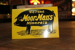 WIR FÜTTERN MOORMAN MINERAL SCHWEIN HÄNDLER GEPRÄGTES METALLSCHILD GAS ÖL DEERE SCHWEINEFARM  - Bild 1 von 7