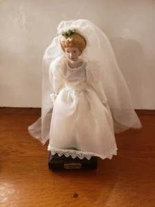 80er Jahre Macy's Bride Sammlerpuppe auf Ständer, Made in Tawain, ROC - Bild 1 von 7