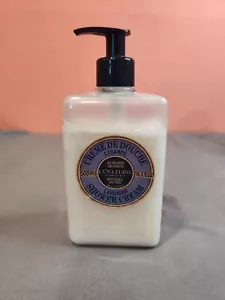 L'Occitane Lavendel Duschcreme Sheabutter 500 ml 16,9 flüssige Unzen 80 % voll - Bild 1 von 2