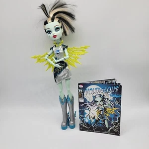 Monster High Power Ghouls Voltageous Frankie Stein Puppe Buch Cape - Bild 1 von 13