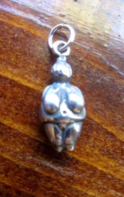 Tiny Ancient Cave Venus Pewter 异教女神吊坠珠宝首饰 — 第 1/4 张图片