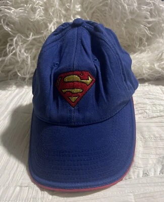 Sombrero azul Superman con parche con logotipo rojo y dorado y un ajuste elástico para niños Foto 1 de 4