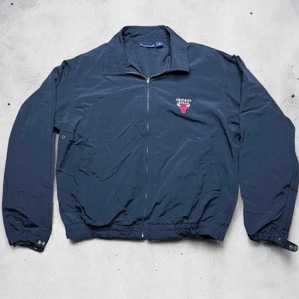 Jaqueta corta-vento vintage Chicago Bulls Antigua masculina média preta zíper completo NBA - Imagem 1 de 4