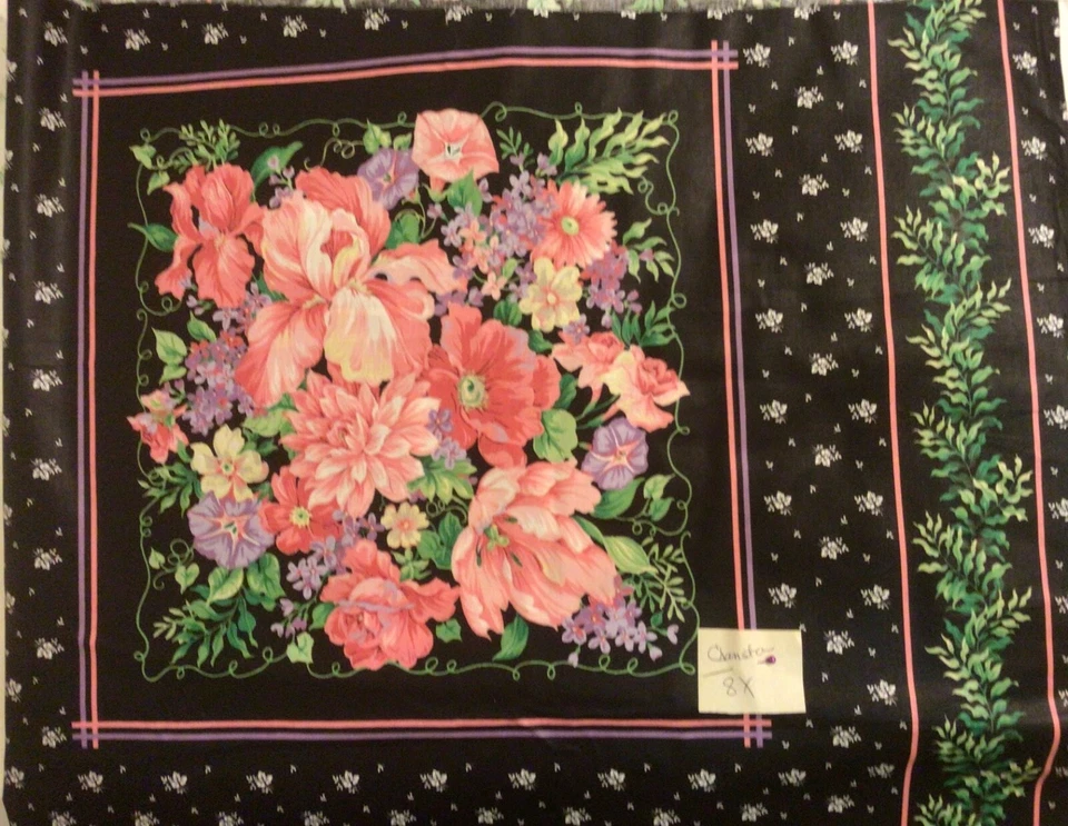 Ramo floral vintage Cranston sobre panel de almohada de tela de algodón negro Foto 1 de 1