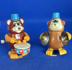 TOMY BEARS PLAY DRUMS AND SYMBOLS  Vintage 70's 80's Tomy Wind Up Toy  Hong Kong - Foto 1 di 7
