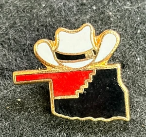 OKLAHOMA STATE U.S.A. WHITE COWBOY HAT PIN BADGE - Picture 1 of 3