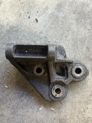 Нижний кронштейн генератора переменного тока для Nissan 240SX 1991-1998 годов выпуска от оригинального производителя б/у - Изображение 1 из 4