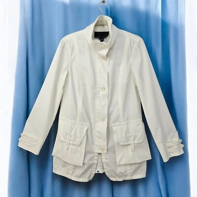 Chaqueta blanca Yansi Fugel estilo militar abotonada sobre cremallera dobladillo ajustable mujer Foto 1 de 4