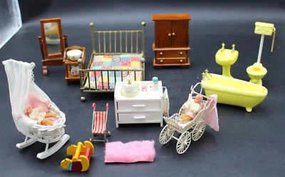 Muebles y accesorios vintage para dormitorio, baño y guardería para casa de muñecas Foto 1 de 4