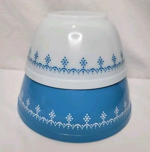 Ciotole di miscelazione vintage Pyrex modello ghirlanda fiocco di neve blu bianco 402 403 USA - Foto 1 di 12