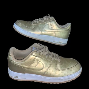 Nike Air Force 1 Zapatos Bajos LV8 Zapatos Para Hombres 9.5 Dorado Tenis 718152-700 - Imagen 1 de 11