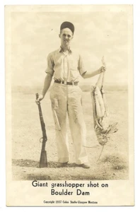 Coles RPPC EXAGERATION 1937 - Cazador y saltamontes gigante disparado en presa de rocas - Imagen 1 de 2
