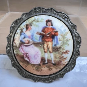 Spilla vittoriana vintage uomo che legge poesia donna che suona liuto coppia romantica - Foto 1 di 5
