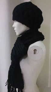 Burton Ladies Winter Black Woolen Hat and Scarf Set Warm Soft NUEVO en el embalaje - Imagen 1 de 6