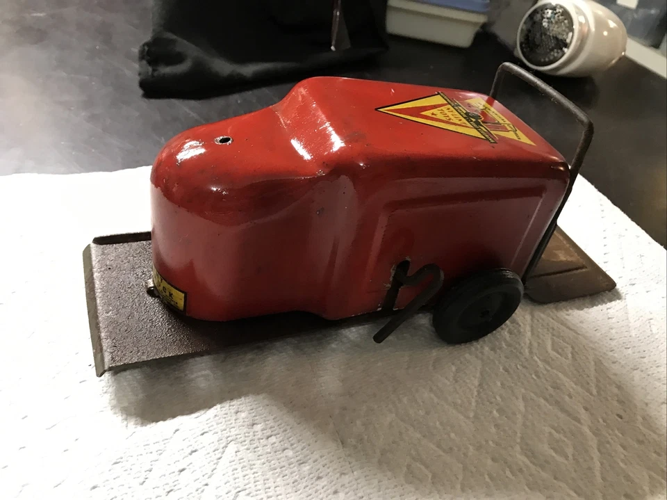 Винтажный грузовик-лифт NY Lint из прессованной стали на запчасти для ремонта как есть - Изображение 1 из 4