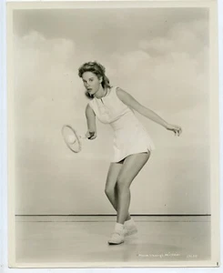 Cheryl Miller mit Tennis-Outfit funktioniert an der Vorhand, 19646 - Bild 1 von 2