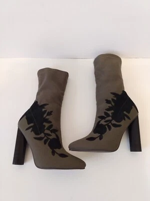 Qupid 棕褐色黑色面料花卉刺绣 4 1/4 英寸厚跟袜靴 6.5 码 — 第 1/4 张图片