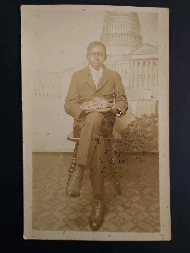 Foto real postal RPPC, afroamericano joven niño en traje Capitolio DC Foto 1 de 2