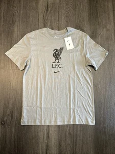 T-shirt calcio uomo Nike Liverpool FC logo taglia media nuova con etichetta DM3482-073 - Foto 1 di 4