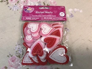 NEU Valentinstag genähte Herzen Filz Aufkleber Kinder Handwerk Scrapbooking - Bild 1 von 3
