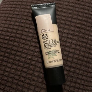 The Body Shop Matte Clay Skin Clarifying Foundation 012 Kaili Azalea Sealed New - Picture 1 of 2