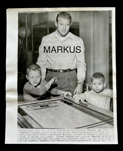 VINTAGE MICKEY MANTLE 1960 WITH KIDS AT BOWLING ALLEY YANKEES AP NEWS WIRE PHOTO - Picture 1 of 2