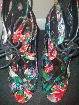 Tacones florales Madden Girl Dita, talla 9, tacón de cuatro pulgadas Foto 1 de 4