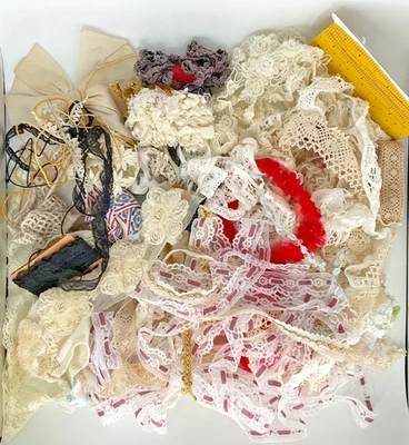 Enorme lote vintage de encaje y adornos surtidos Foto 1 de 4
