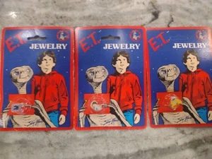 3 Sealed In Cardboard ET Plastic Jewlery Rings Vintage 1982 Universal Studios ET - Foto 1 di 7
