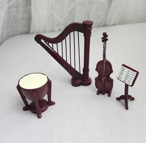 Miniatur Redwood Puppenhaus Musikzimmer Harfe Trommel Violine Notenständer Instrument - Bild 1 von 4