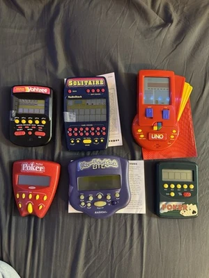 6 juegos electrónicos portátiles de colección - Yahtzee, UNO, solitario, póker y blackjack Foto 1 de 2