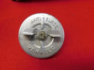 NORS Ford Mercury Lincoln Chevy Oldsmobile Dodge 2.5" Ventilado Anti Sobretensiones Tapa Gas - Imagen 1 de 3