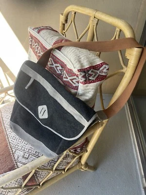 Сумка почтальона Stussy темно-серая шерстяная фиолетовая этикетка с регулируемым коричневым ремешком 90-е - Изображение 1 из 3