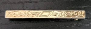 Krawattennadel - Brosche - 2" geprägtes Schnörkeldesign goldfarbene Qualität Vintage - Bild 1 von 5