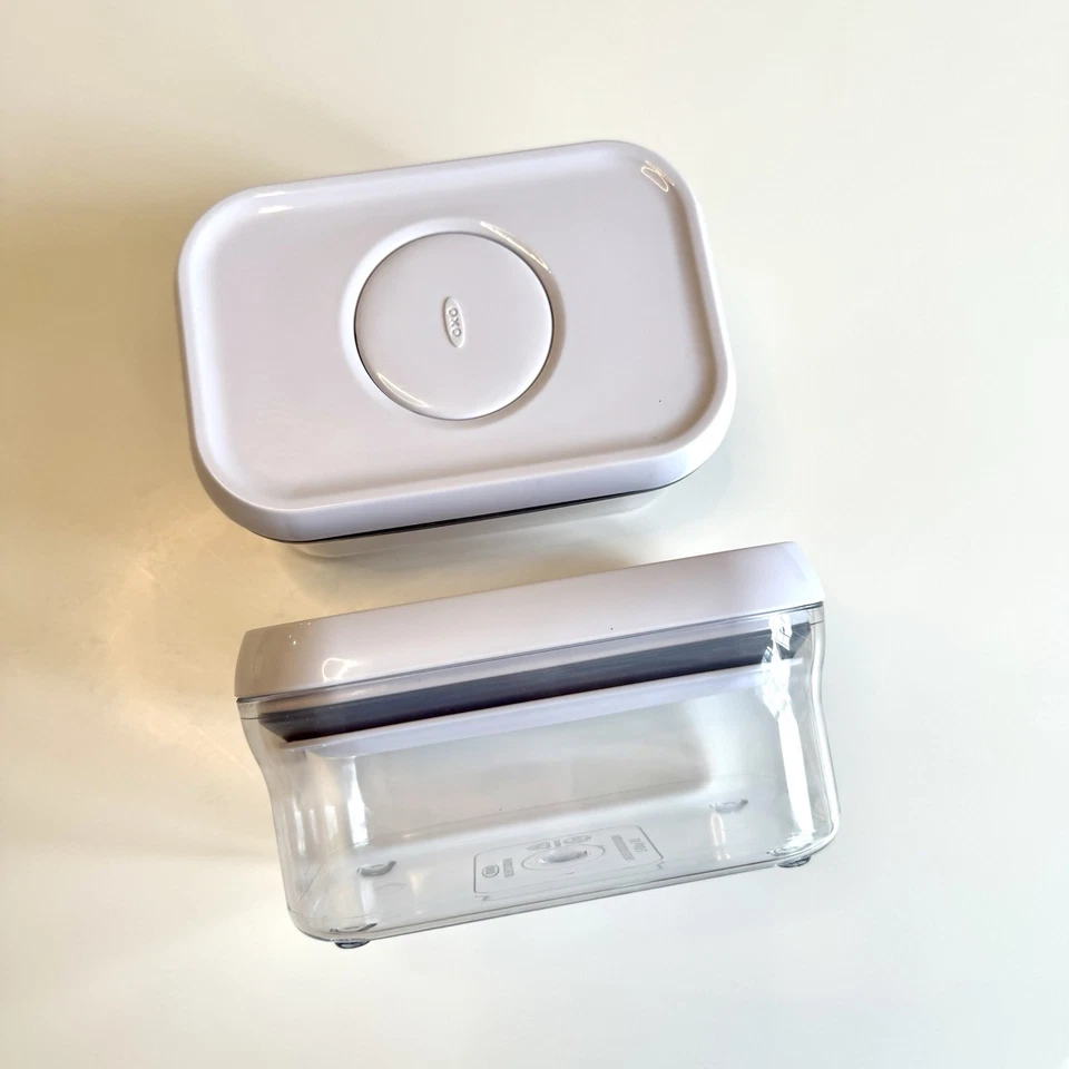 Contenedor de almacenamiento rectangular de grado alimenticio OXO Pop, sin BPA, paquete de 2, 0,5 cuartos/L Foto 1 de 4