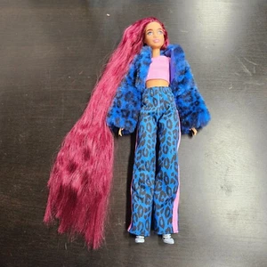 Barbie Extra Puppe # 17 langes burgunderfarbenes Haar mit Original Outfit Jacke Hose Shirt - Bild 1 von 7