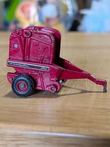 Vintage ertl 1/32 International Harvester 2400 round hay baler diecast red/white - Picture 1 of 8