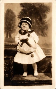 Abrigo de invierno Darling Little Girl con manguito RPPC - Imagen 1 de 2